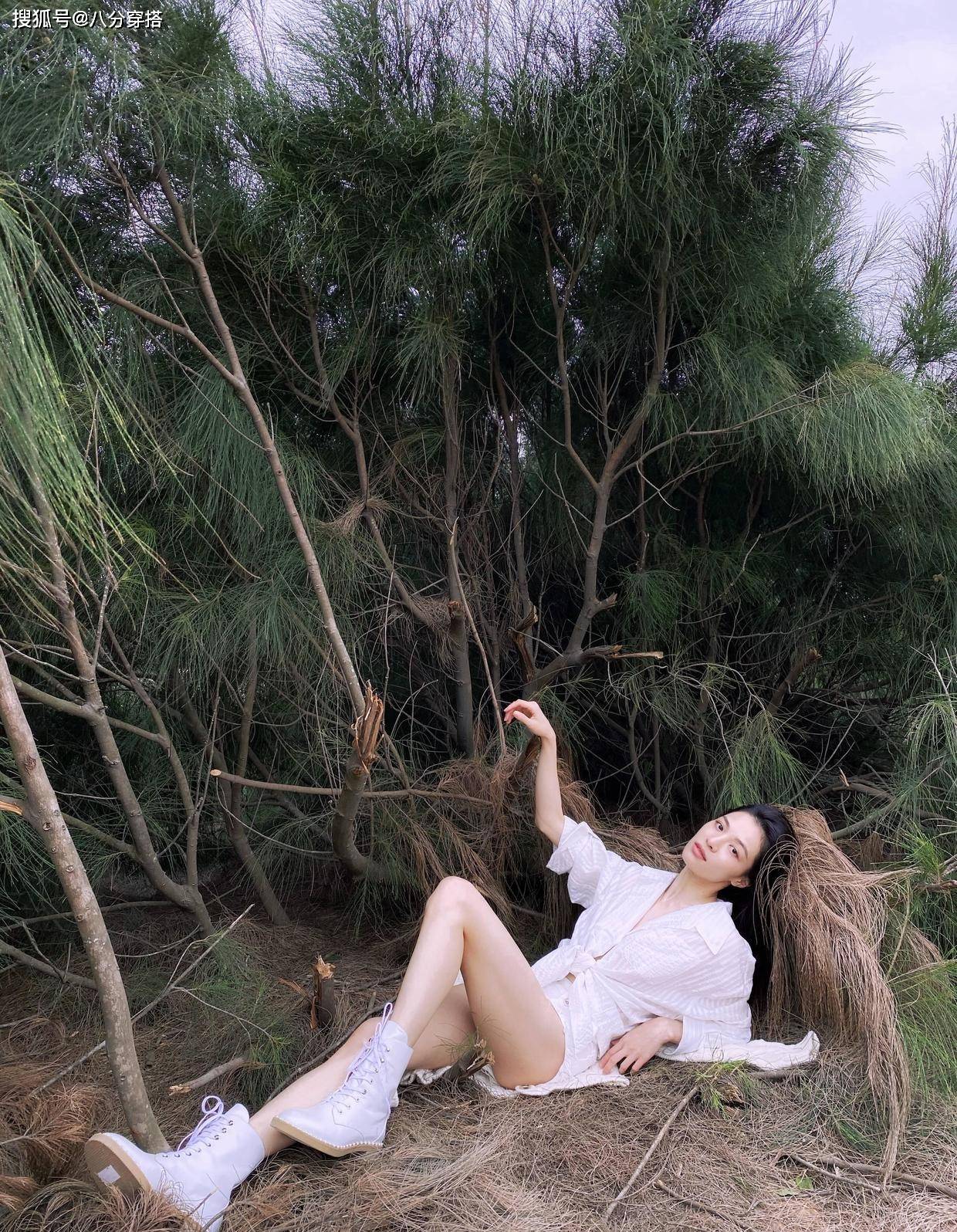 钟楚曦|钟楚曦人美又会穿,印花西装外配干练利落,脚踩马丁靴超霸气