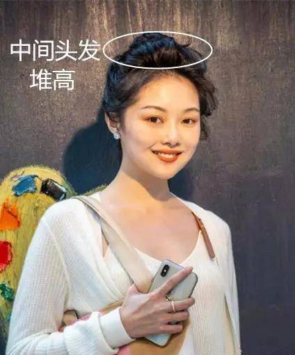 丸子|都是丸子头却不好看？张韶涵妆容精致却没精神，皆因丸子地方不对