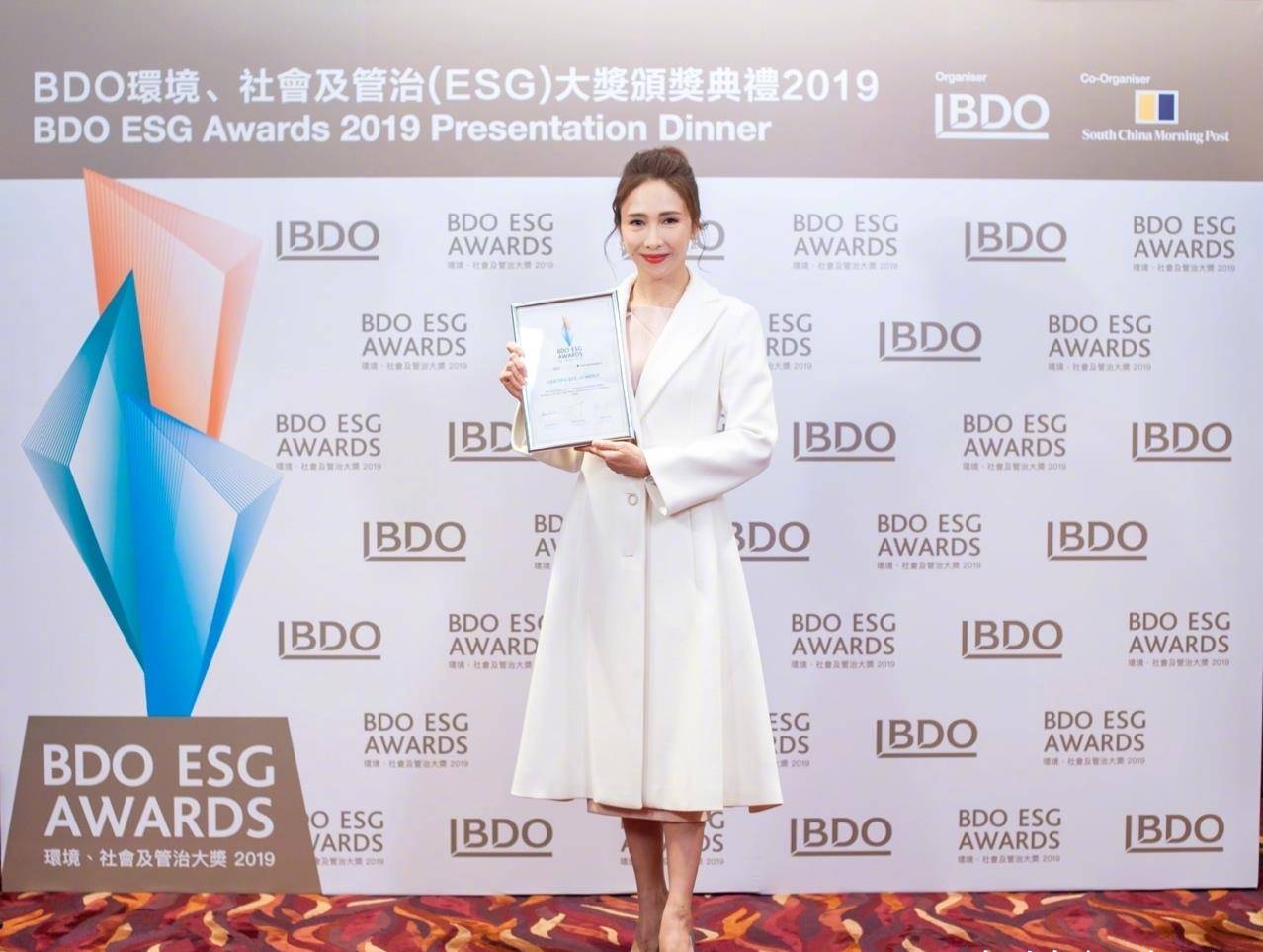 廓形|黎姿罕晒全家福,紧贴大16岁老公好甜蜜,首晒仨女儿正脸都像爸