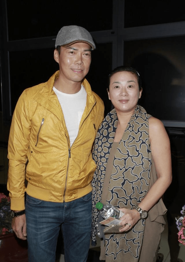 谢天华的妻子原来长这样,没有明星的脸蛋与身材,却带着气质