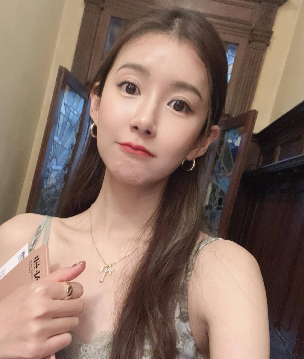 设计|陈赫的眼光真不错，老婆穿衣打扮都好高级，又纯又欲很迷人