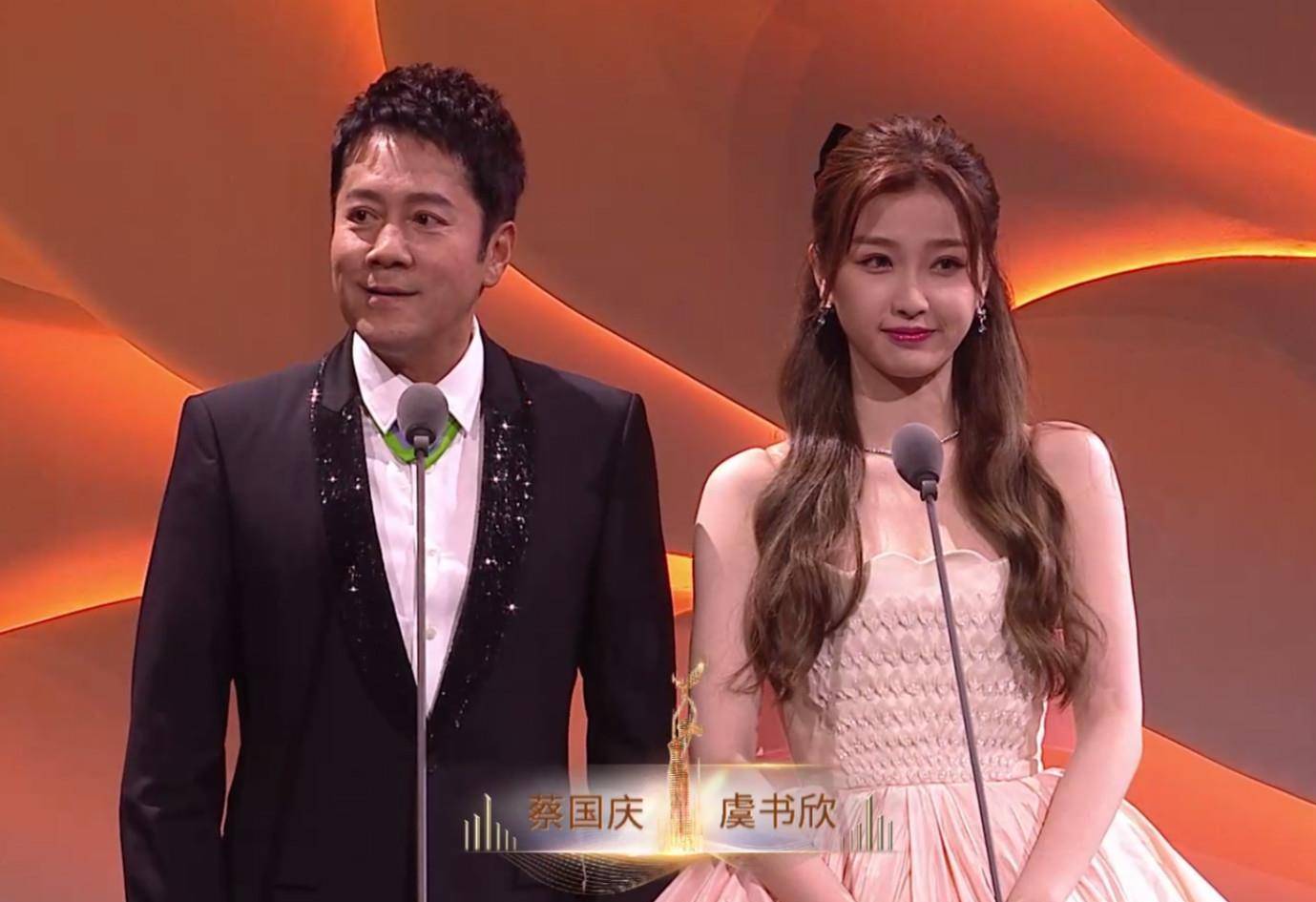 公主|金鹰晚会造型,赵丽颖甜美刘涛巧遮肉手臂,宋茜又穿错风格?