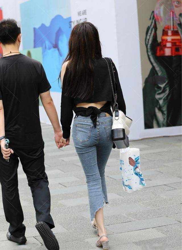黑色|黑色日系长袖搭配蓝色青春打底裤，秀出身材，又瘦又美