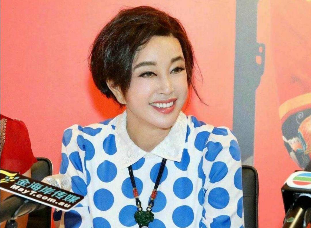 魅力|刘晓庆真自信,身材发福还敢穿紧身裙,挤出“老年肚”气质也高级