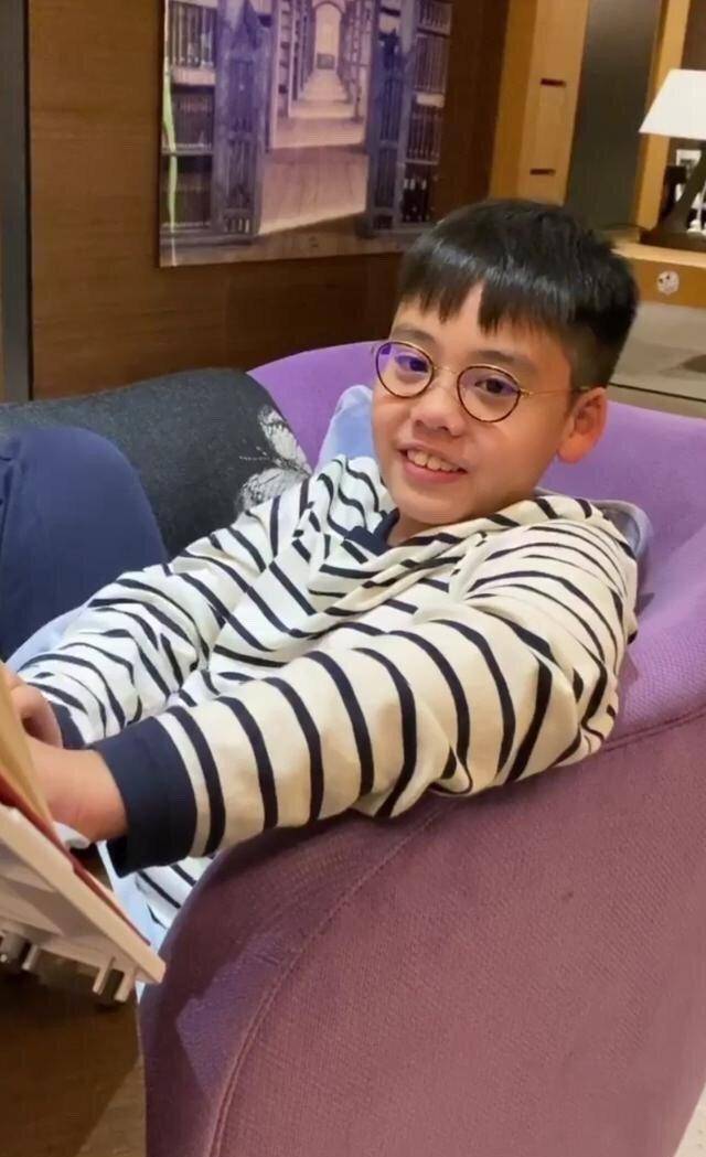 黑色|李嘉欣带儿子滑雪,穿得很“醒目”,49岁的妈妈却依旧是少女心