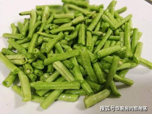 道菜|豆角炒肉，豆角有人焯水有人直接炒？大厨：都不对，难怪不好吃
