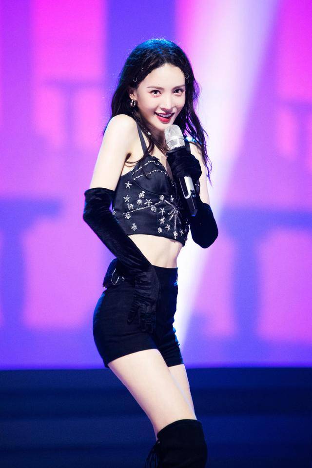 上半身|金晨越来越会穿了，一袭紫色亮片连衣裙精致优雅，成熟大气