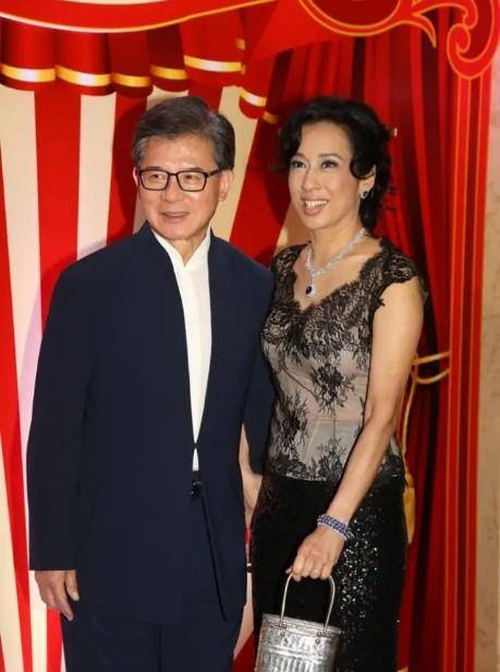 郭晶晶|郭晶晶婆婆罕见现身！穿大衣配高跟鞋气质高贵，二婚老公时髦儒雅