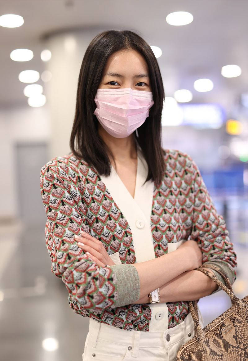 显得|刘雯穿出了自己的特色，把针织开衫“塞进”裤腰里，干练又显腿长