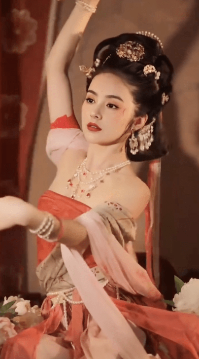 舞蹈|方媛七夕穿古装韵味足，仿若天外飞仙超惊艳，扮相不逊于明星演员