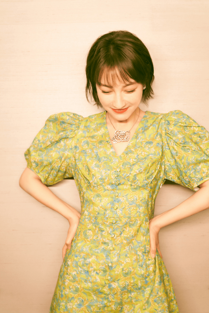 时尚|吴昕看着不像38岁，穿针织开衫搭配阔腿裤显年轻，秒变成18岁少女