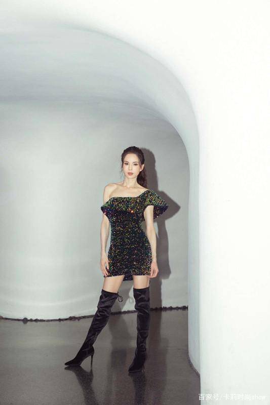 牛仔|54岁李若彤是真不会老，牛仔西装配破洞裤好年轻，气质仍似少女