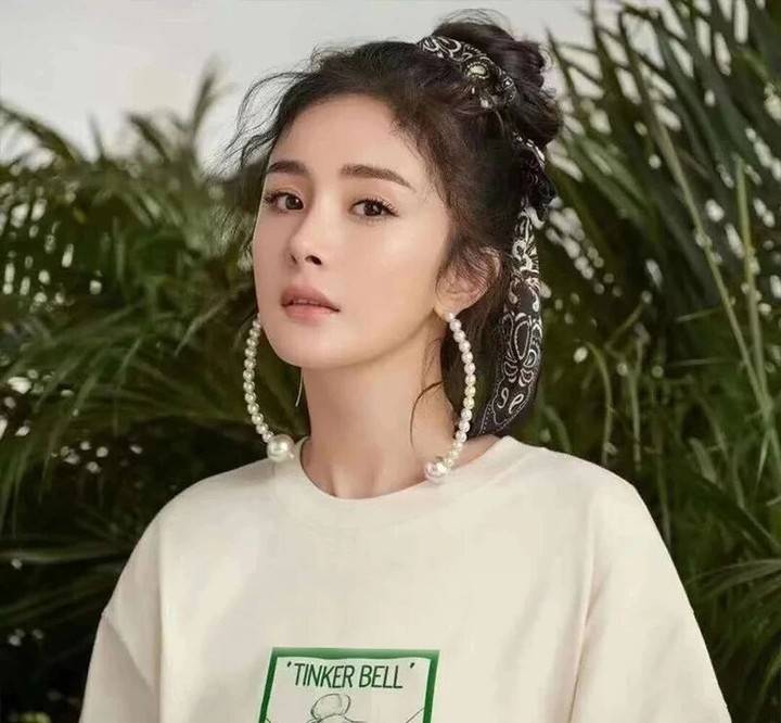 颜色|丝巾你还围出大妈味道？学会这小巧思，胜过你买一百件土气新衣！