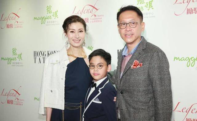 西装革履|李嘉欣首次带8岁儿子走红毯，一家三口真时髦，父子俩像复制粘贴