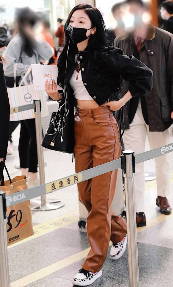 下装|包贝尔老婆不避嫌，领着女儿出门穿T恤还要露腰，但好身材真惹眼