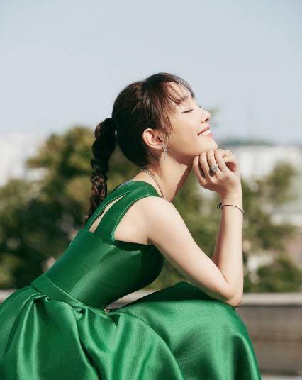 显得|金鸡奖决战时刻,倪妮放眼望去都是钻,李宇夏拼上“水蛇腰”