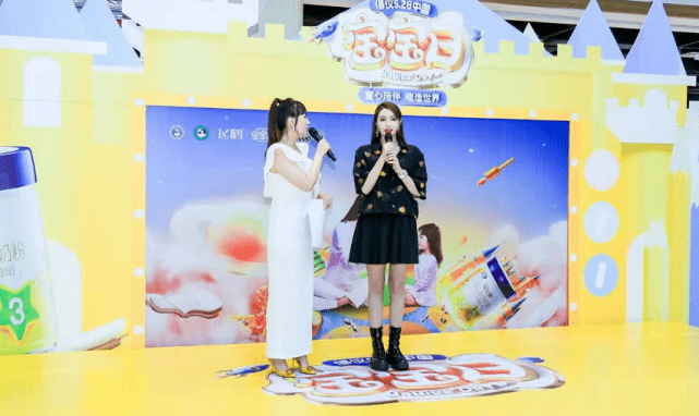 色彩|麦迪娜挺大肚为姜潮庆生!儿子罕见露正脸,穿背心五官比爸爸还帅