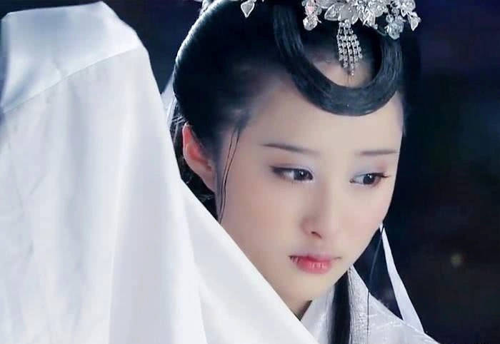 角色|宝莲灯10年了，男一女一都不温不火，打酱油的她却火到发紫！