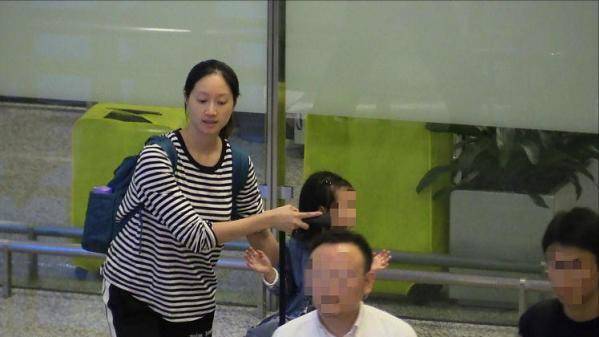 黑色|沈佳妮虽然不演戏了，但是衣品一直在线，休闲装更是拿手