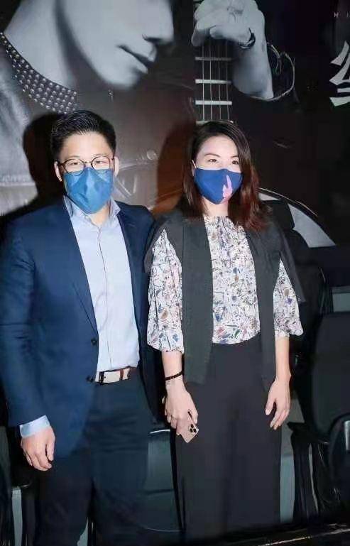 黑色|郭晶晶携女逛街！打扮老气身材发福像大妈，霍启刚弯腰驼背没气质