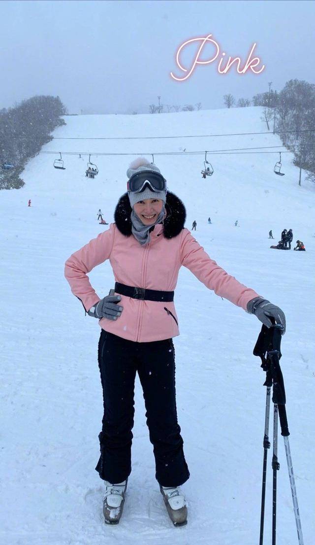 黑色|李嘉欣带儿子滑雪,穿得很“醒目”,49岁的妈妈却依旧是少女心