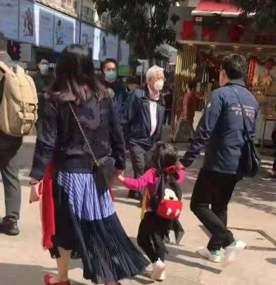 黑色|郭晶晶携女逛街!打扮老气身材发福像大妈,霍启刚弯腰驼背没气质