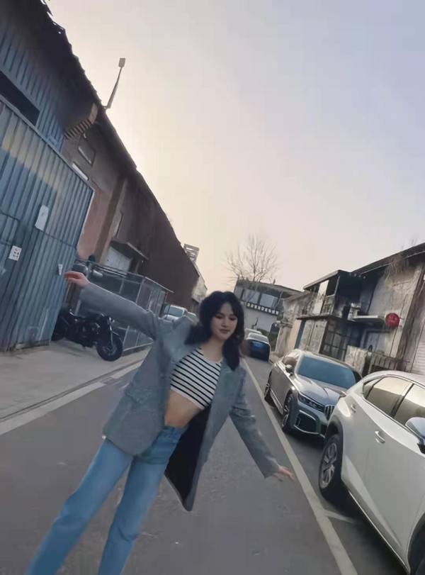公主|华为二公主姚安娜真时髦，穿西服搭格纹背心街拍，露出蛮腰可真细
