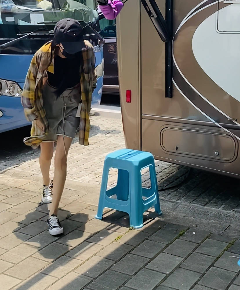 健美|初夏怎么穿？学杨幂这样穿衬衫配露腰背心加短裤，又酷又潮很青春