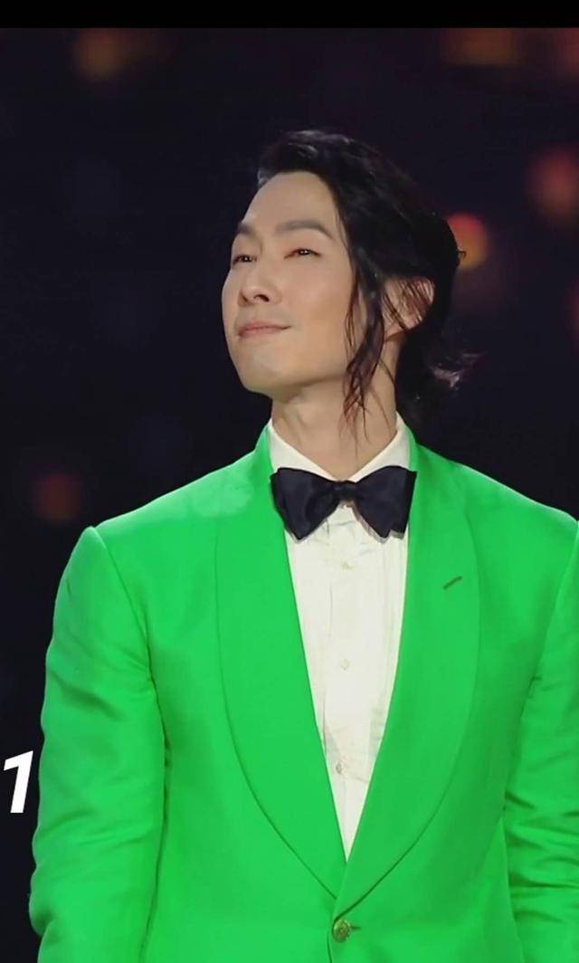 迪丽热巴|晚会上女星比美！郑爽穿“泡泡袖”像公主，迪丽热巴化起了大浓妆