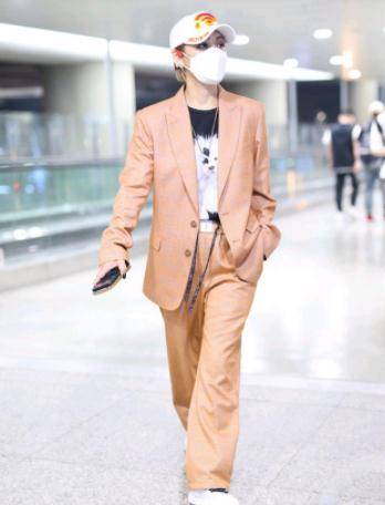 宁静|宁静霸气现身机场,一头短发配西装短裤,看来飒爽风格很适合她