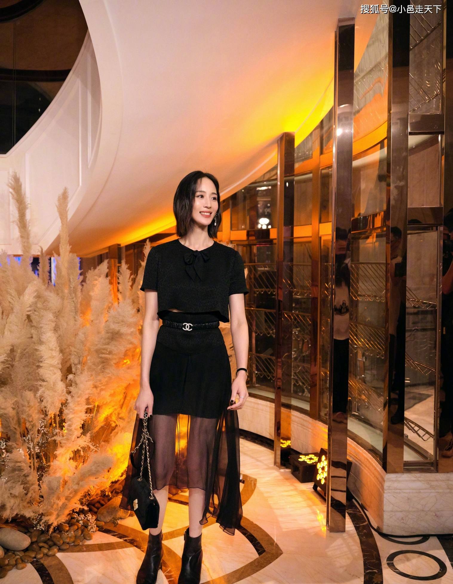 张钧甯黑色连衣裙优雅写真