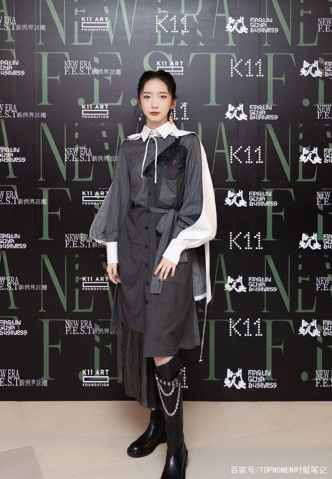感觉|孟美岐活动造型曝光,白色斗篷搭配灰色格纹裙,优雅又帅气超迷人