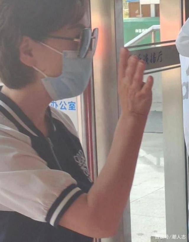 显高|49岁海霞生活照曝光，穿运动套装身姿挺拔，个不高气质却不输董卿