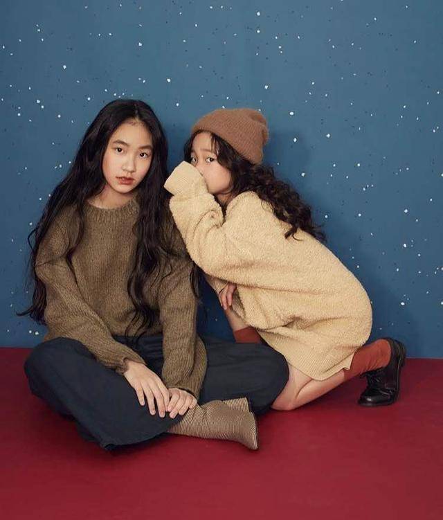 黑色|锐气没了！小S母女拍大片，女儿躺桌上太高级，妈妈抱桌腿也开心