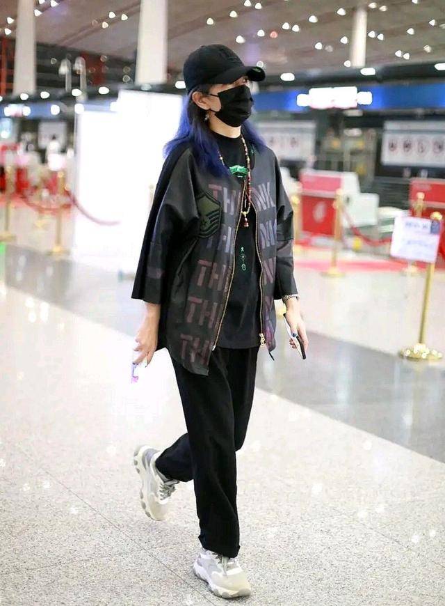 黑色|44岁赵薇高清生图曝光，穿V领裙搭皮衣，皱纹明显幸好气质依旧在