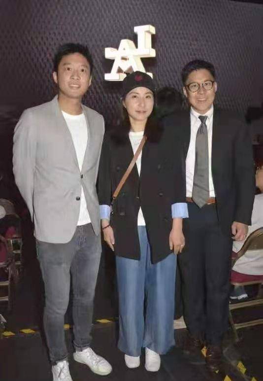 黑色|郭晶晶携女逛街！打扮老气身材发福像大妈，霍启刚弯腰驼背没气质