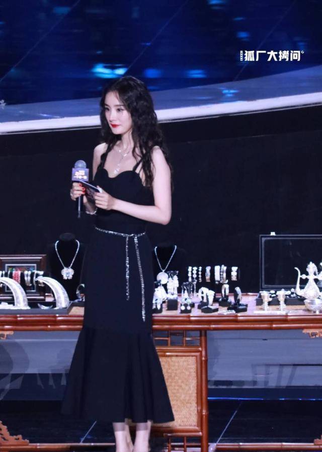 迪丽热巴|晚会上女星比美！郑爽穿“泡泡袖”像公主，迪丽热巴化起了大浓妆