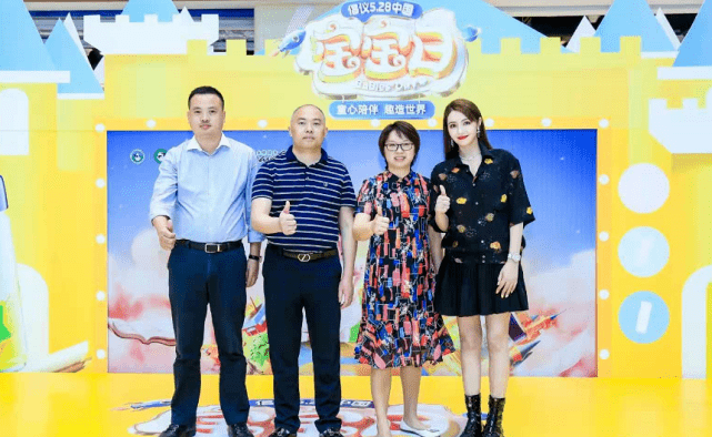 色彩|麦迪娜挺大肚为姜潮庆生!儿子罕见露正脸,穿背心五官比爸爸还帅