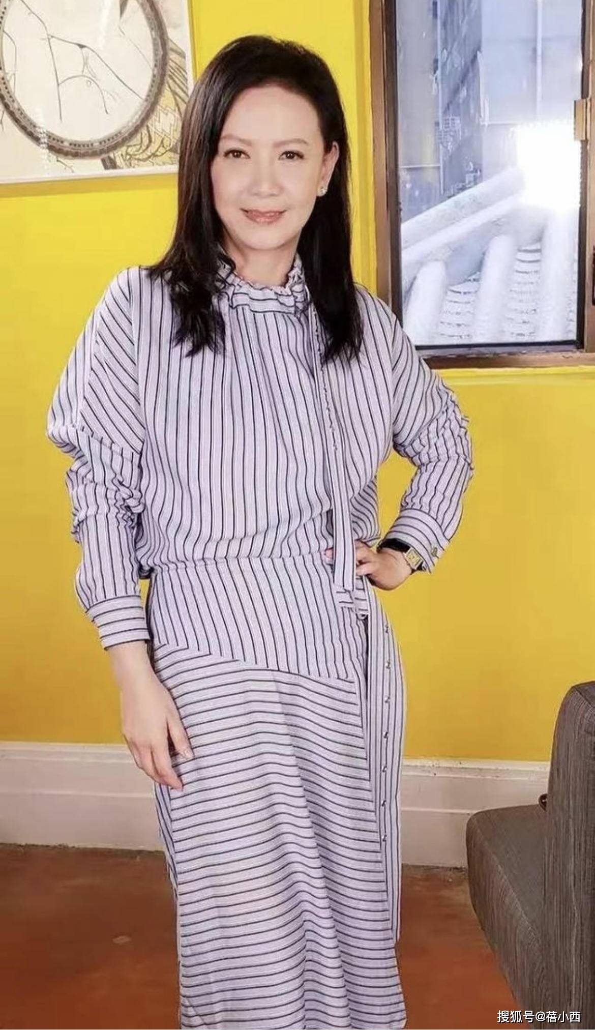 曾华倩|“曾华倩”真有56岁？穿格纹连衣裙气质高贵又优雅，这状态逆天了