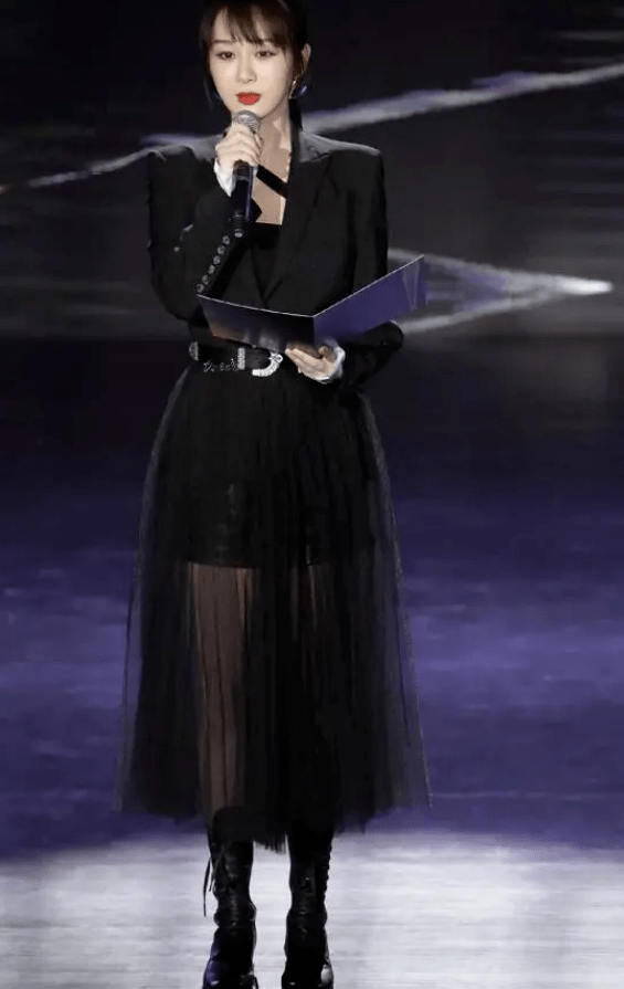 黑纱|杨紫嫌短裤太普通，就在外面缝一层“黑纱”，不料却意外时髦