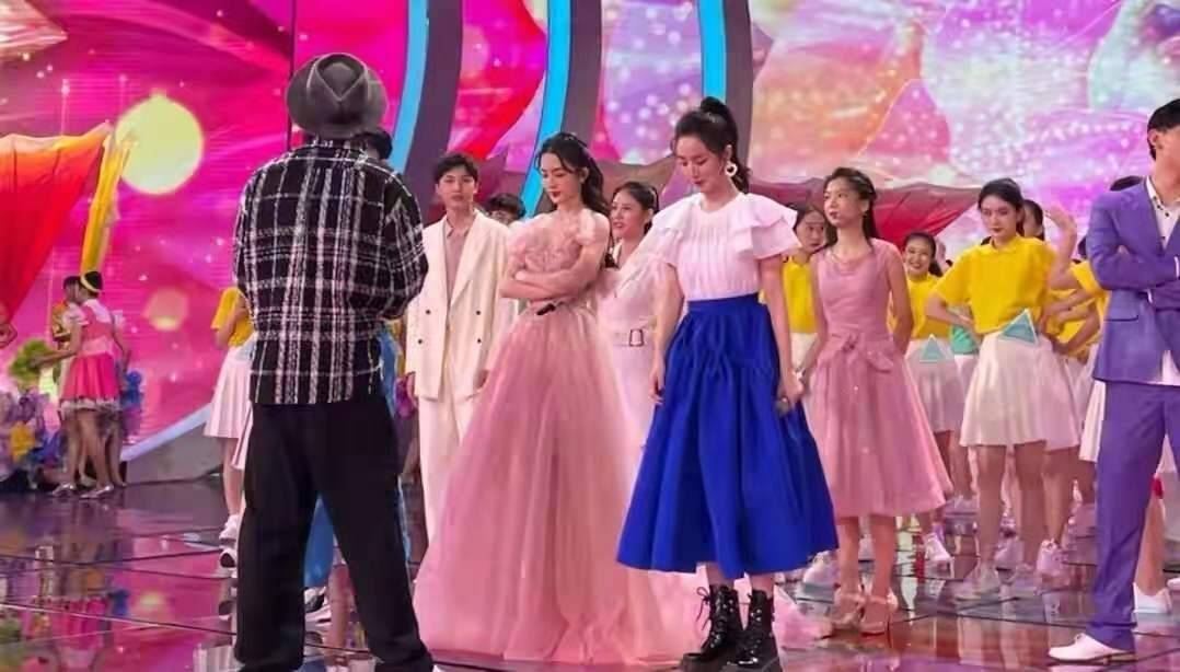 仙女|五四晚会彩排曝光！热巴穿一步裙跟吴磊同框，李沁小仙女造型超美