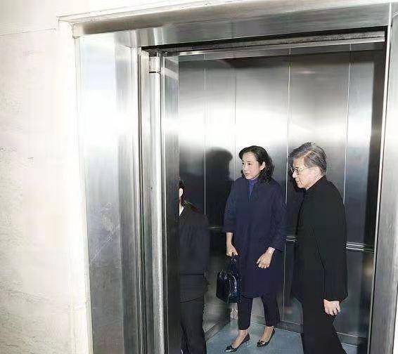 郭晶晶|郭晶晶婆婆罕见现身！穿大衣配高跟鞋气质高贵，二婚老公时髦儒雅