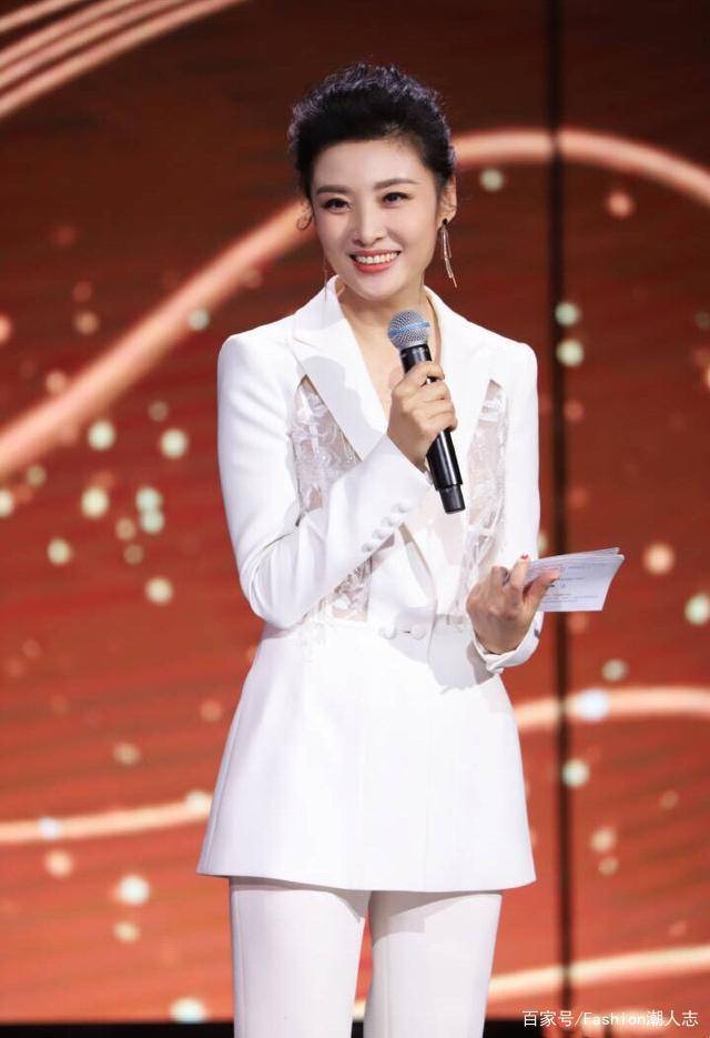 整体|52岁周涛近照曝光！西服配长裙气质佳，就是法令纹暴露年龄了