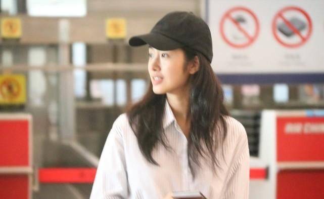 老公|杨采钰身材真好！和老公出门穿着随意也很美