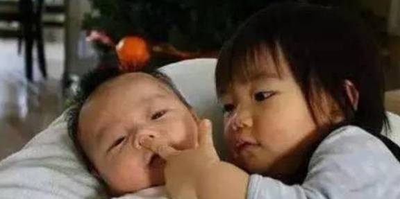 女儿|5岁女儿一直说窗外有人影，妈妈起初不以为然，去医院检查后痛哭