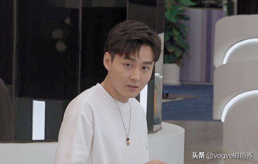 调情|心动的信号4:“小暗黑”女2上线,撞见男1和女4调情:我掌控不了!