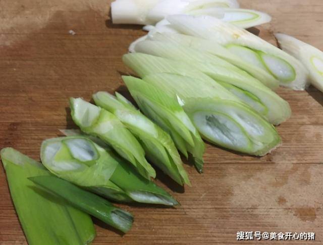 下锅|酸菜炖肉直接下锅？难怪又苦又难吃，教你正确做法，鲜香更开胃