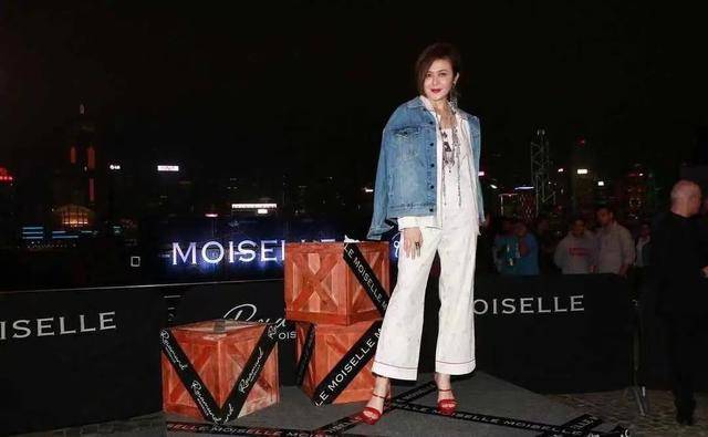 手法|关之琳老来更洋气，潮流打扮时髦又拉风，戴五斤重的配饰让人咂舌