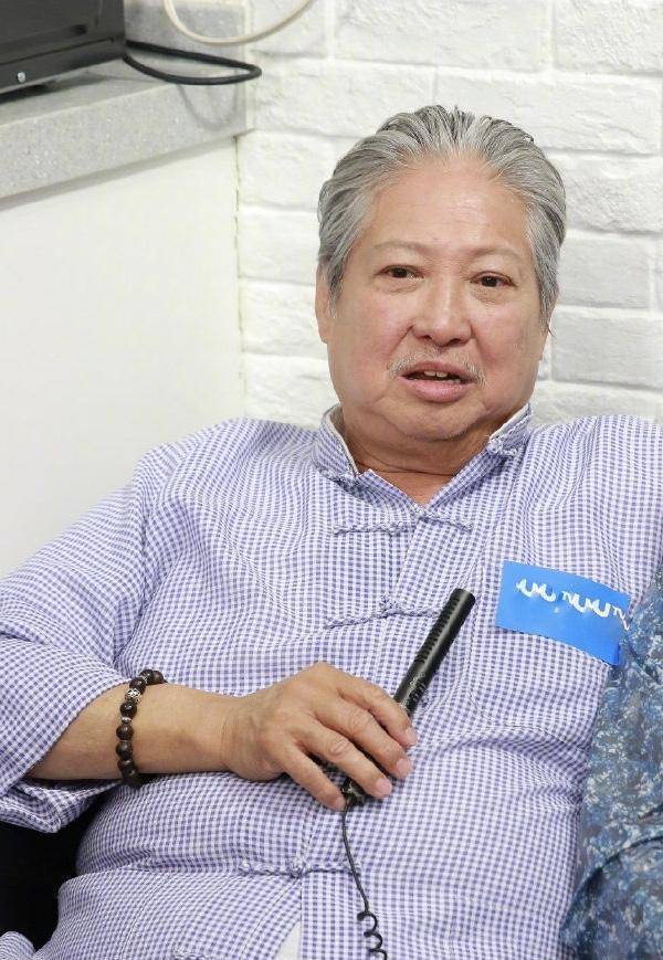 身材|送行陈木胜！洪金宝现身不再坐轮椅，穿衣洋气身材暴瘦没了大肚腩