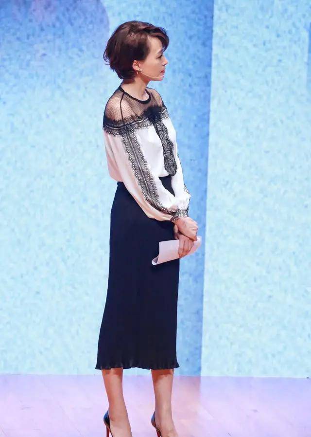 色调|周涛又美了!穿V领西装裙莞尔一笑真动人,穿衣和董卿不一个路子